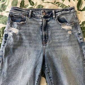 AEO Distressed Mom Jeans Medium Light Wash Size 8